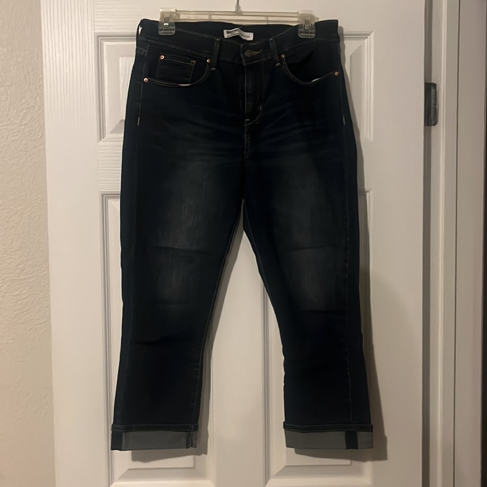 Signature Levi’s mid rise capri. Dark denim. Size 10, W 30.